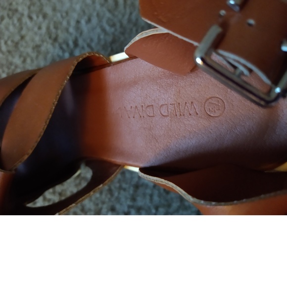 WILD DIVA - SIZE 7.5 - CHUNKY HEELED BROWN PLATFORM - VERY NICE - Picture 6 of 7